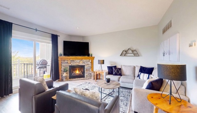 Bright 3BDR Condo Near Blue | Dog Friendly in The Blue Mountains
