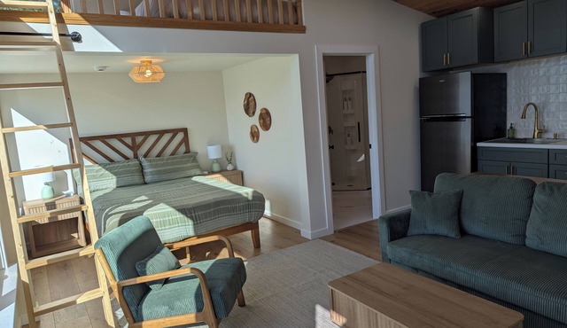 Bright and modern tiny home on the lake! in Underwood