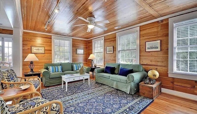 Bright & Charming; Close to Beach and Restaurants in Folly Beach