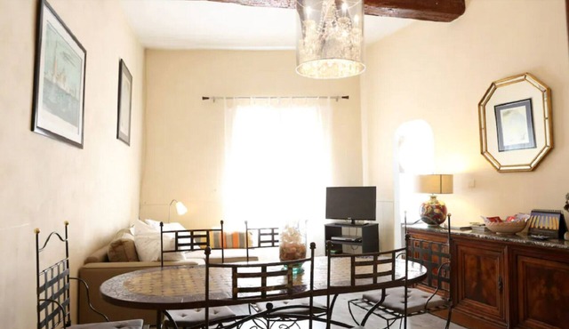 Bright, comfortable apartment in old house in Avignon