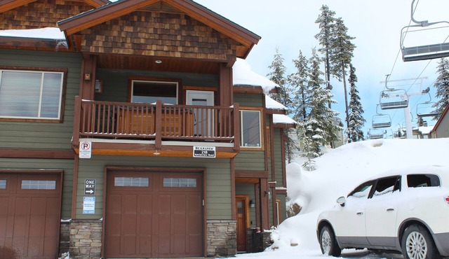 Bright End unit Townhome, priv. hot tub, 2 parking, ski in/out, close village in Beaverdell
