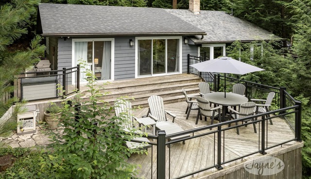Bright & Modern 4 bdrm cottage on Lake Joe! Boatport + Bunkie! All Day Sun! in Mactier