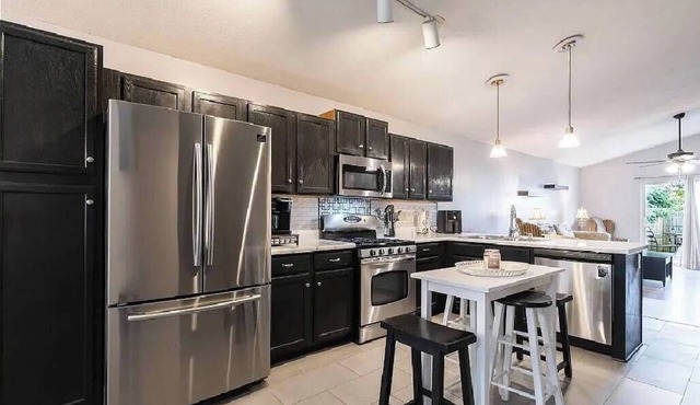 Bright & Spacious 4-Bedroom Home in Peaceful Bloomington Neighborhood in Bloomington