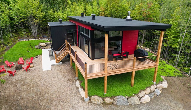 Quiet, modern chalet, close to ski/bike trails, pets welcome in Petite-Rivière-Saint-François