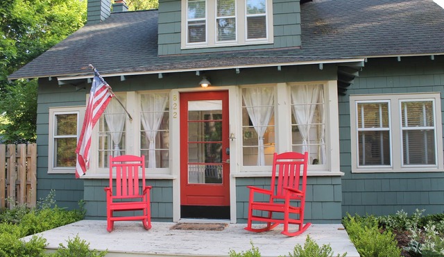 Cabernet Cottage minutes away from downtown & Oval beach! Hot Tub/Bonfire/Patio in Saugatuck
