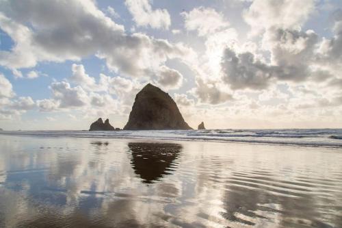 Cannon beach vibes, steps to the beach,WIFI,3 full bedroom en suites with 3 fireplaces,Near Downtown in Cannon Beach