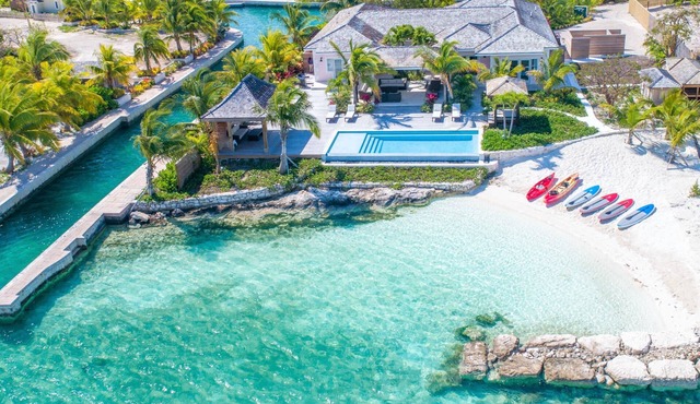 Casa Bella - Oceanfront w/Private Beach, Pool & Spa in Hartswell