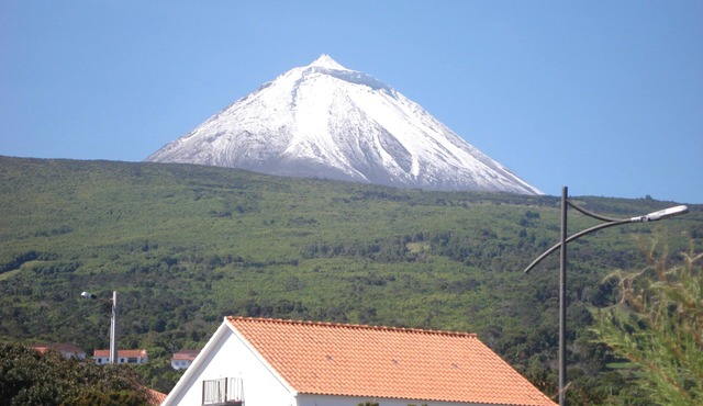 Casa Ilha do Pico - Free Wi-Fi, 200m from natural pools and 50m from the sea in São Roque do Pico