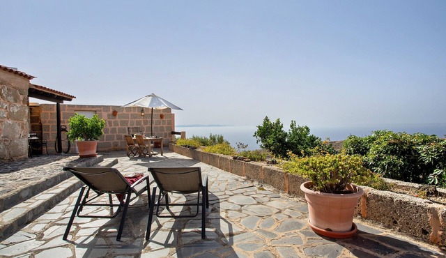 'Casa Rural Cha Carmen' with Sea View, Private Terrace and Wi-Fi in La Sombrera