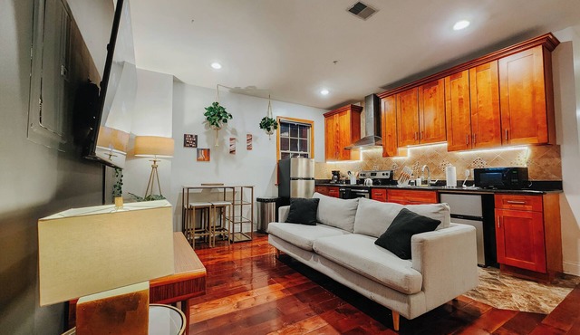 Central/King Bed/4 En-Suite Bathrooms/65" TV in Philadelphia