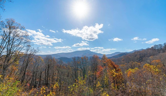 Chalakee Lodge CB-2- Mountain View, Gated Resort, Indoor/Outdoor Pools & Hot Tub in Boone