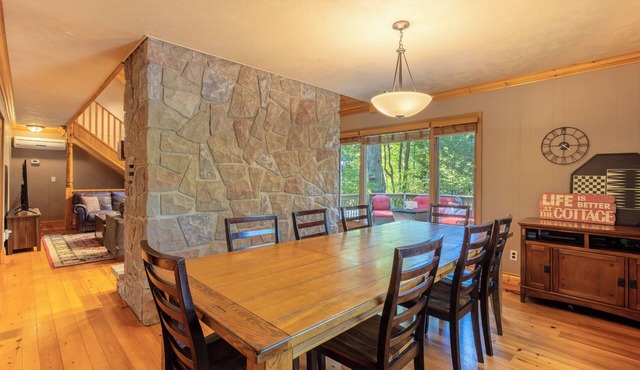 Chalet style Spacious 4BR/3BA, steps from the beach Multi-family, pet friendly in Grand Bend
