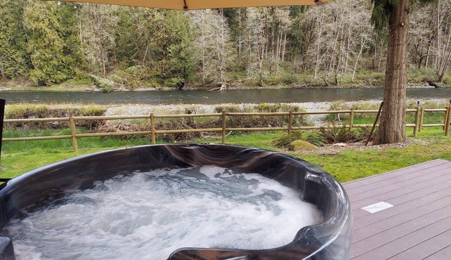 Charlies Riverfront Cottage in Molalla