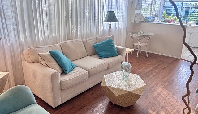 Charming 2BR bungalow-Corona Del Mar in heart of Newport Beach in Newport Beach
