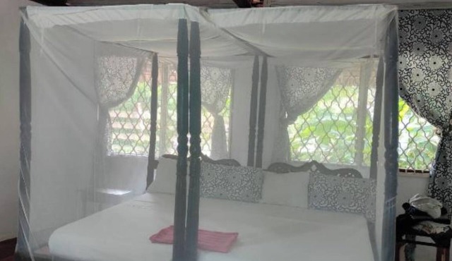 Charming beachfront 4-bedroom cottage in Msambweni, 45 minutes from Diani. in Diani