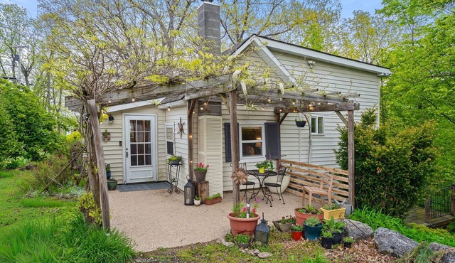 Charming bookworm’s cottage near Cayuga Lake. Cozy, quiet, and perfect for relaxing getaways with your favorite reads. in Ovid