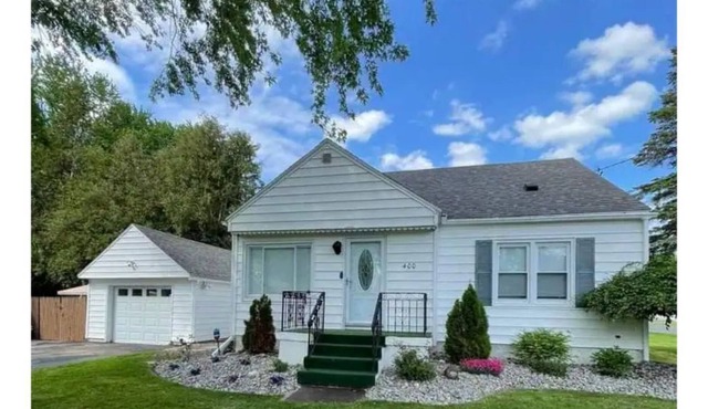 Charming cape cod close to it all! in Salina
