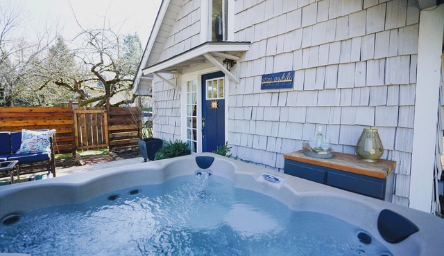 Charming Cottage with Hot Tub – Minutes from Silver Falls State Park in Silverton