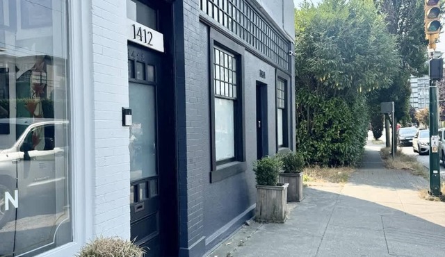 *Charming high-ceiling Home in South Van w/YARD! in Vancouver