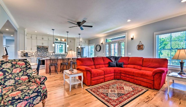 Charming Lake Erie Getaway: Walk to Beach! in North East