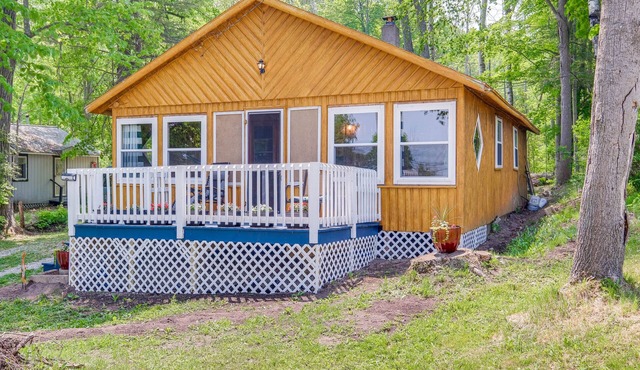 Charming Michigan Cottage w/Sunroom & Lake Access in Hubbard Lake