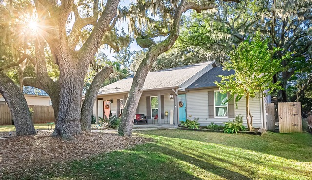 Charming MidCentury Modern Retreat in Pensacola