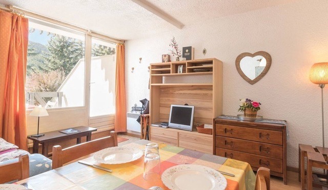Charming Studio for 4 in Serre-Chevalier, Terrace & Free Parking in Saint-Chaffrey