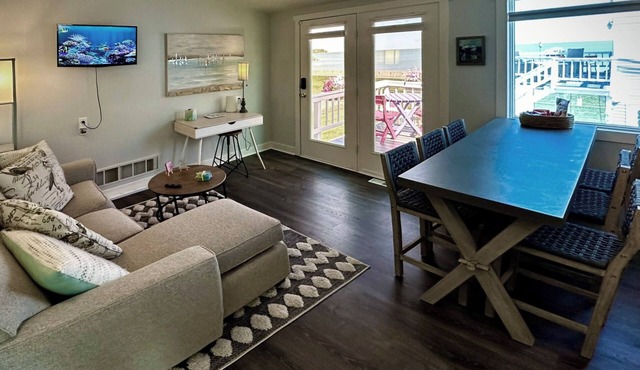 Charming studio on the lake with beach access, cozy interior and private entry in Luna Pier
