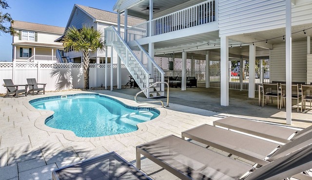 Cherry Grove/North Myrtle Beach Luxury Vacation Home, Private Pool, Pet Friendly in North Myrtle Beach