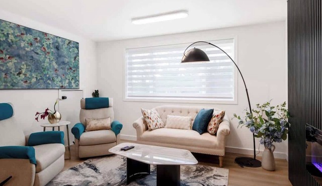 Chic 2B1B Lower Unit – Renovated w/Designer Flair in Renton
