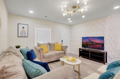Chic home with king bed in Raleigh in Raleigh