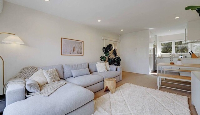 Classic Greenlane Unit with Parking and Air-Con in Auckland Central Suburbs