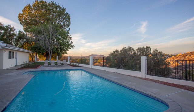 Close to all wineries, paved roads, pool, spa, views! Easy to get around! in Temecula