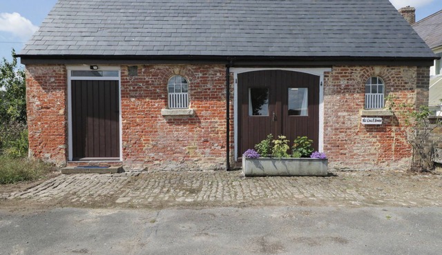 COACH HOUSE, character holiday cottage in Royal Wootton Bassett in Swindon