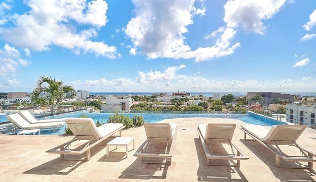 Coastal escape w/rooftop pool, gym & beach walk in Playa del Carmen