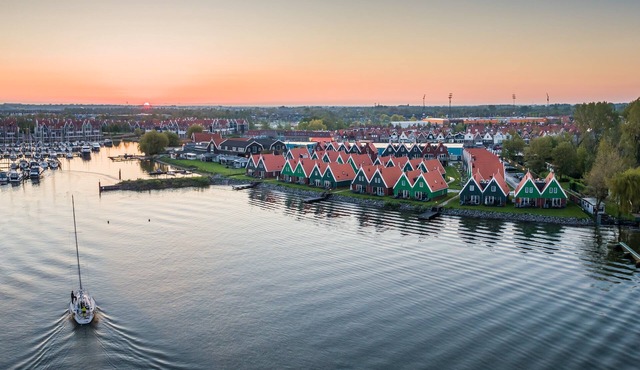 Comfort 6-person bungalow in the holiday park Landal Volendam in Volendam