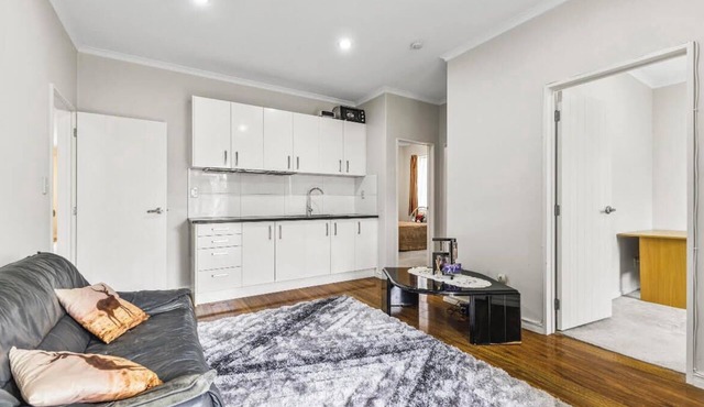 Comfortable, clean Granny Flat. Easy access to shops and bus routes in Auckland