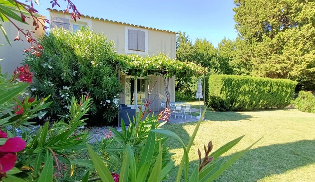 Comfortable cottage 3 people max with pool near Isle sur Sorgue in Le Thor