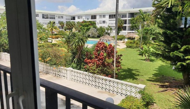 Contemporary 2-bed 2-bath condo in Freeport