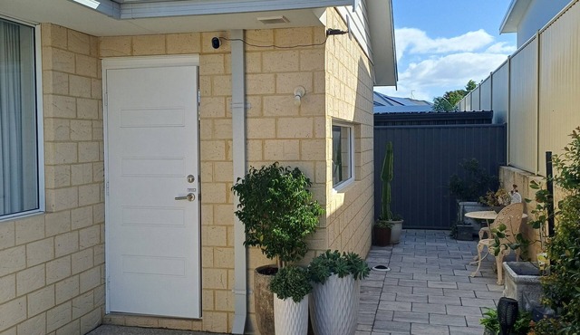 Cosy granny flat only 2 minute walk to beach with off street parking in Burns Beach