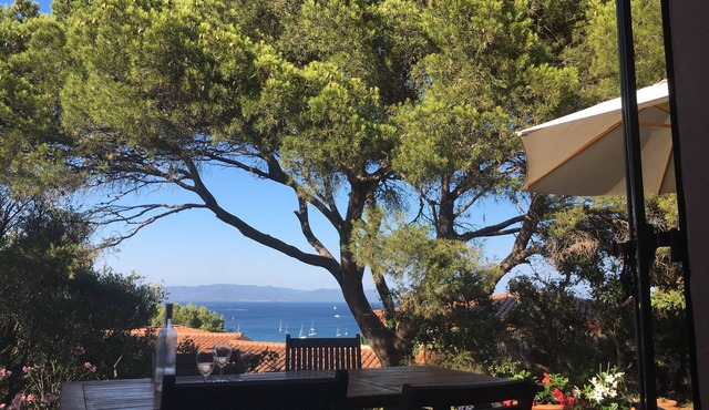 Côte d'Azur villa with stunning sea views for rent on the Giens Peninsula in Hyères