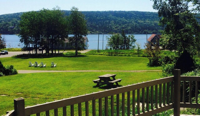 Cottage Suites with Great Deck.Overlooking nature and Baddeck Bay in Baddeck
