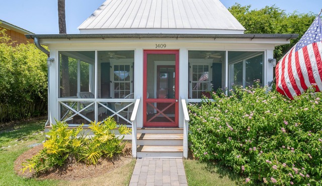 COTTAGE WITH PRIVATE POOL TWO BLOCKS TO BEACH in Tybee Island