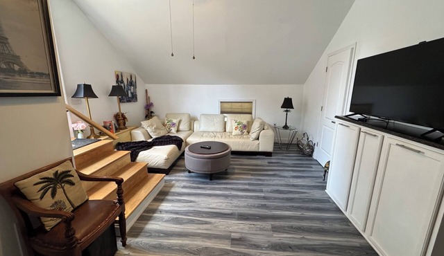 Cozy 1-bedroom garden apartment 2nd floor private deck in Orange City in Orange City