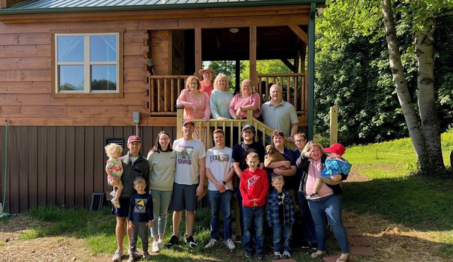 Cozy 1 BR cabin 100 feet from the Linville River near Newland, NC. in Newland