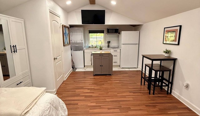 Cozy and Private Studio Loft, full kitchen and laundry, conveniently located in Charleston