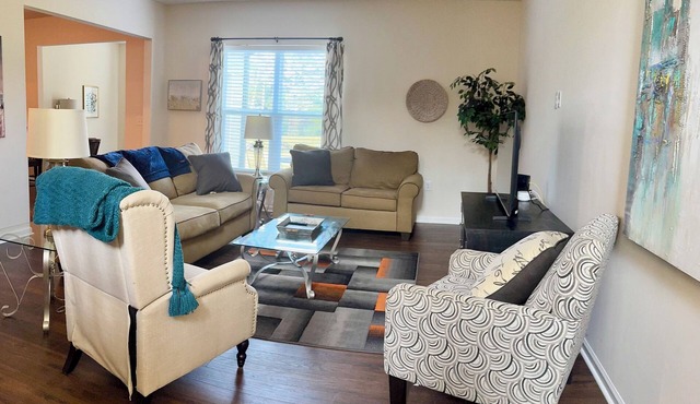 Cozy convenient family-sized townhouse. 5-15 minutes to Shops, RTP, UNC, Duke in Durham