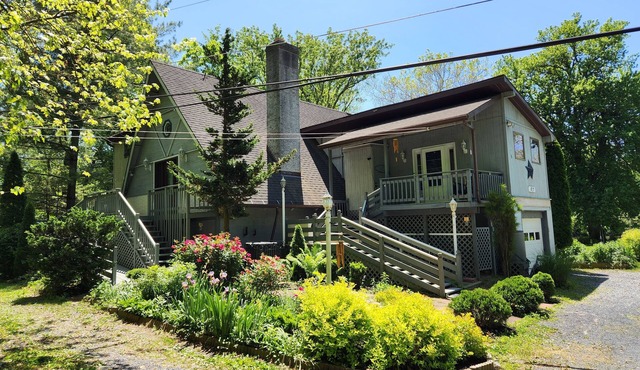 Cozy Family Sized Home, Nestled on the Creek in Mechanicsburg