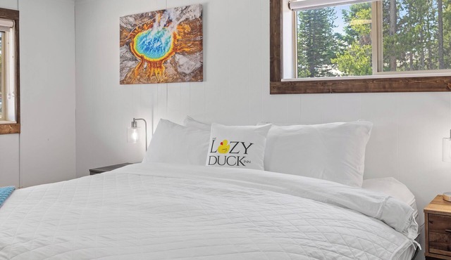 Cozy Lazy Duck Inn #15 features a King bed and kitchenette, just 1 min from Yellowstone. in West Yellowstone