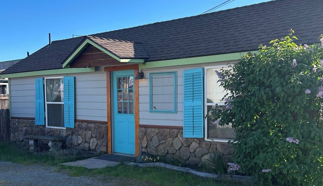 Cozy Studio downtown. Walk to choices of restaurants, stores or parks in Central Point